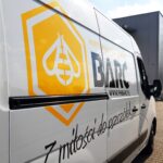Jak zamienić samochód firmowy w darmowy billboard? Zalety mobilnej reklamy na autach