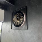 Logo 3D LED z czarnej i złotej plexi | Polski Barber Przeworsk