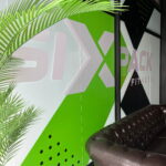 Oklejenie szklanej ściany z logo Sixpack Fitness | Epic Med
