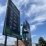 Trwałość, która zniesie każdą pogodę: Mocny baner wielkoformatowy zamiast tradycyjnego billboardu dla firmy IZOTONIA