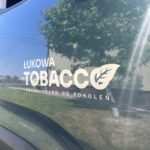 Minimalizm, który przyciąga wzrok: Srebrna folia polimerowa w realizacji dla Łukowa Tobacco
