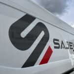 Mobilny serwis z profesjonalną klasą: Oklejenie busa serwisowego dla Grupy Sajewski