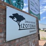 Nowoczesny szyld z klasą: Tablica z dibondu szczotkowanego dla Zakładu Drzewnego IZOTONIA